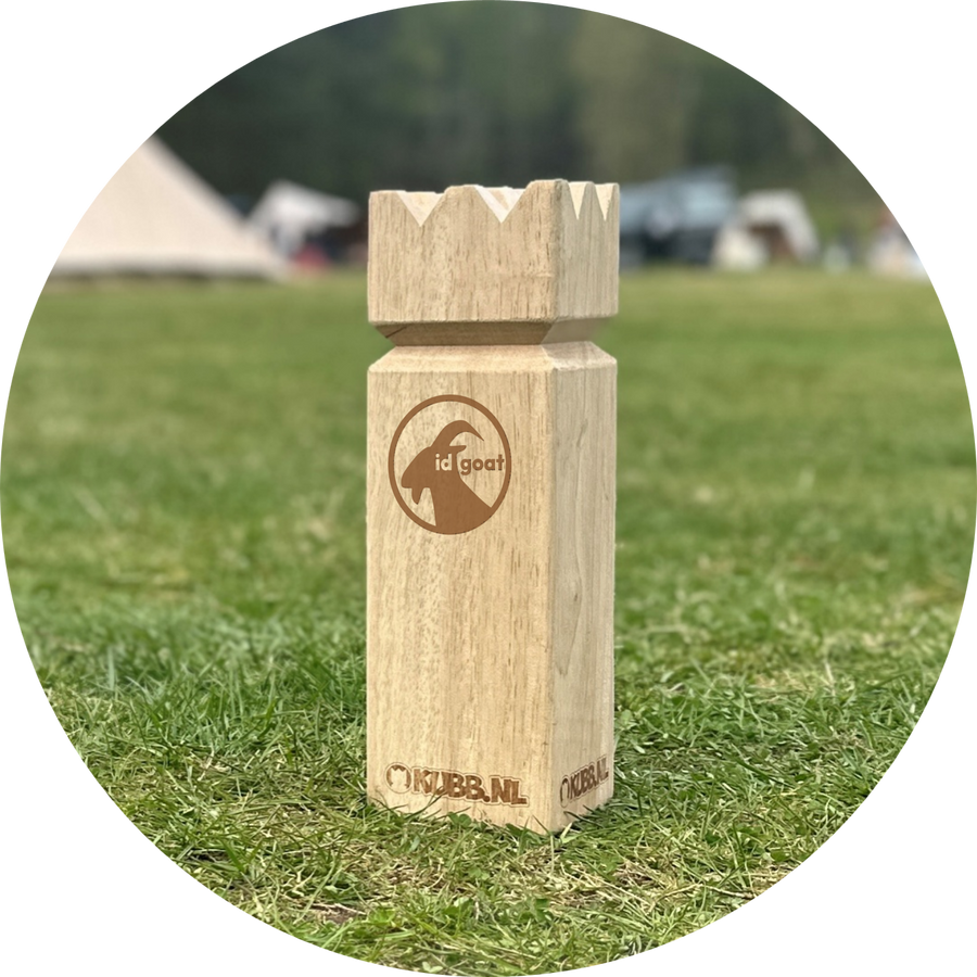 Kubb set met bedrijfslogo gegraveerd in de koning