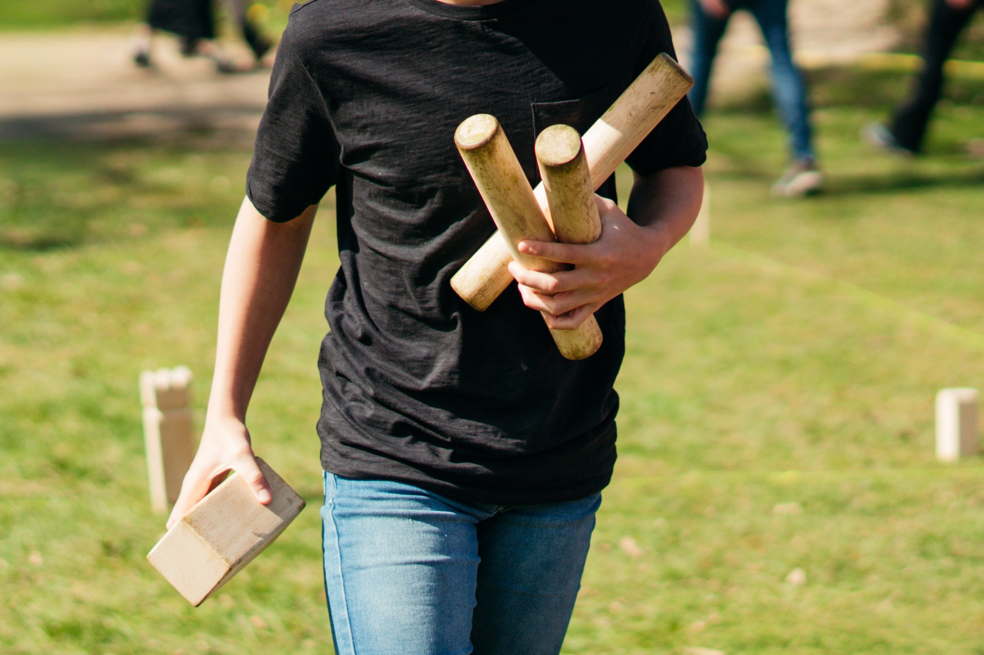 Kubb spelen in de tuin op een zomeravond